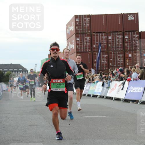 03.10.2025 - Köhlbrandbrückenlauf Yannick Fuchs http://msf.ph/oto/8982655 03.10.2025 16:05:20 Ziel 7207, 7403, 7422, 7473, 7643, 8099, 9127, 9421, 9422, 9475, 9592, 9627 meine-sportfotos.de