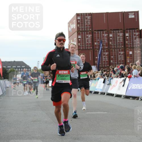 03.10.2025 - Köhlbrandbrückenlauf Yannick Fuchs http://msf.ph/oto/8982657 03.10.2025 16:05:21 Ziel 7403, 7422, 7473, 7643, 8099, 9127, 9421, 9422, 9475, 9499, 9592, 9627 meine-sportfotos.de