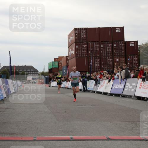 03.10.2025 - Köhlbrandbrückenlauf Yannick Fuchs http://msf.ph/oto/8982658 03.10.2025 15:49:04 Ziel 7011, 9662 meine-sportfotos.de