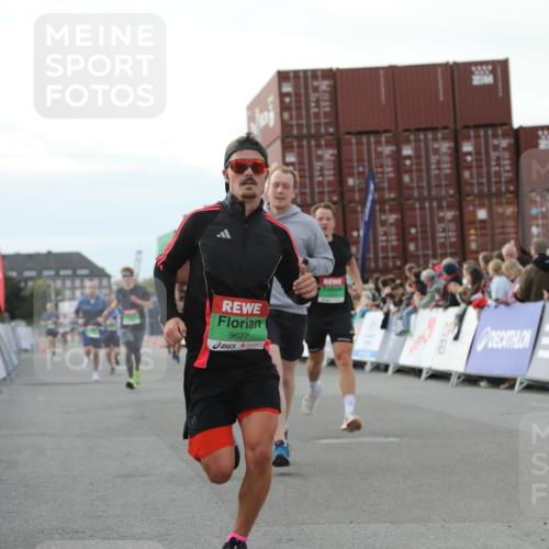 03.10.2025 - Köhlbrandbrückenlauf Yannick Fuchs http://msf.ph/oto/8982659 03.10.2025 16:05:21 Ziel 7403, 7422, 7473, 7643, 8099, 9127, 9421, 9422, 9475, 9499, 9592, 9627 meine-sportfotos.de