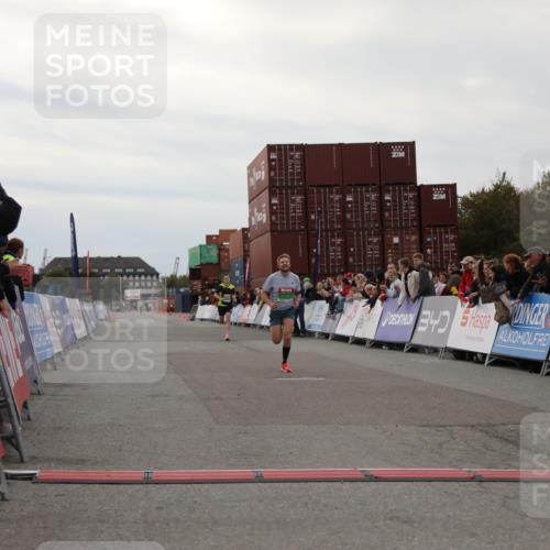 03.10.2025 - Köhlbrandbrückenlauf Yannick Fuchs http://msf.ph/oto/8982660 03.10.2025 15:49:04 Ziel 7011, 9662 meine-sportfotos.de