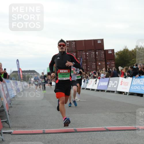 03.10.2025 - Köhlbrandbrückenlauf Yannick Fuchs http://msf.ph/oto/8982661 03.10.2025 16:05:21 Ziel 7403, 7422, 7473, 7643, 8099, 9127, 9421, 9422, 9475, 9499, 9592, 9627 meine-sportfotos.de