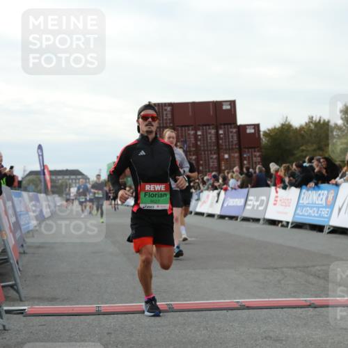 03.10.2025 - Köhlbrandbrückenlauf Yannick Fuchs http://msf.ph/oto/8982662 03.10.2025 16:05:21 Ziel 7403, 7422, 7473, 7643, 8099, 9127, 9421, 9422, 9475, 9499, 9592, 9627 meine-sportfotos.de