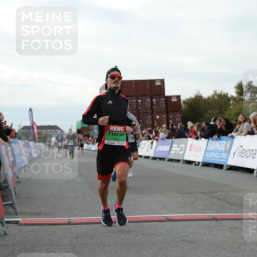 03.10.2025 - Köhlbrandbrückenlauf Yannick Fuchs http://msf.ph/oto/8982664 03.10.2025 16:05:21 Ziel 7403, 7422, 7473, 7643, 8099, 9127, 9421, 9422, 9475, 9499, 9592, 9627 meine-sportfotos.de