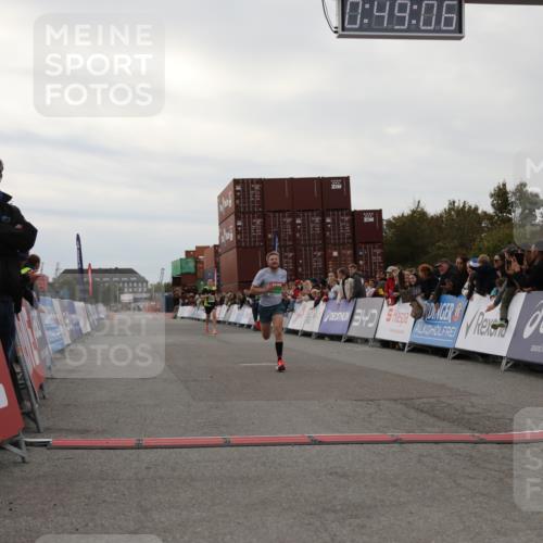 03.10.2025 - Köhlbrandbrückenlauf Yannick Fuchs http://msf.ph/oto/8982667 03.10.2025 15:49:04 Ziel 7011, 9662 meine-sportfotos.de