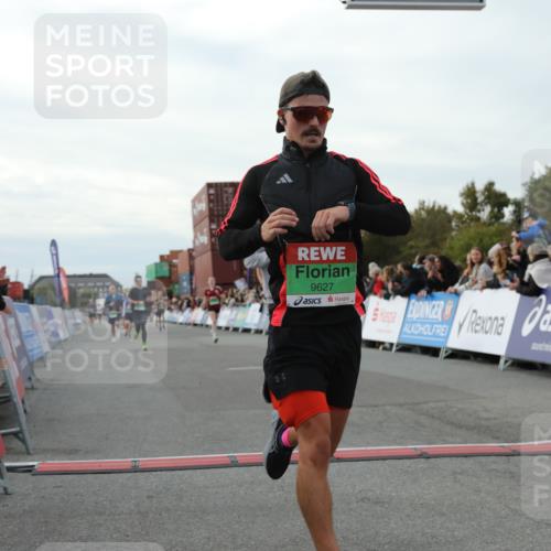 03.10.2025 - Köhlbrandbrückenlauf Yannick Fuchs http://msf.ph/oto/8982669 03.10.2025 16:05:22 Ziel 7241, 7422, 7473, 7643, 8099, 9127, 9421, 9422, 9475, 9499, 9627 meine-sportfotos.de