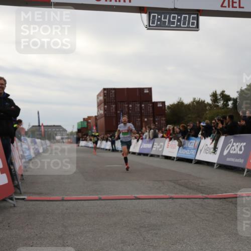 03.10.2025 - Köhlbrandbrückenlauf Yannick Fuchs http://msf.ph/oto/8982670 03.10.2025 15:49:05 Ziel 7011, 9662 meine-sportfotos.de