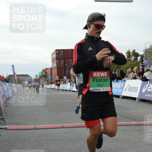 03.10.2025 - Köhlbrandbrückenlauf Yannick Fuchs http://msf.ph/oto/8982671 03.10.2025 16:05:22 Ziel 7241, 7422, 7473, 7643, 8099, 9127, 9421, 9422, 9475, 9499, 9627 meine-sportfotos.de
