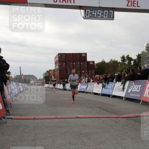 03.10.2025 - Köhlbrandbrückenlauf Yannick Fuchs http://msf.ph/oto/8982672 03.10.2025 15:49:05 Ziel 7011, 9662 meine-sportfotos.de