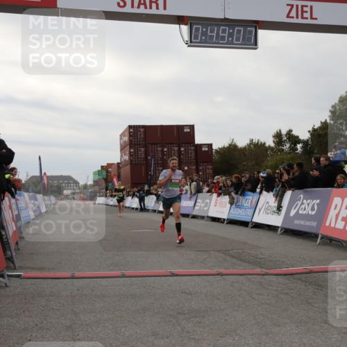 03.10.2025 - Köhlbrandbrückenlauf Yannick Fuchs http://msf.ph/oto/8982674 03.10.2025 15:49:05 Ziel 7011, 9662 meine-sportfotos.de