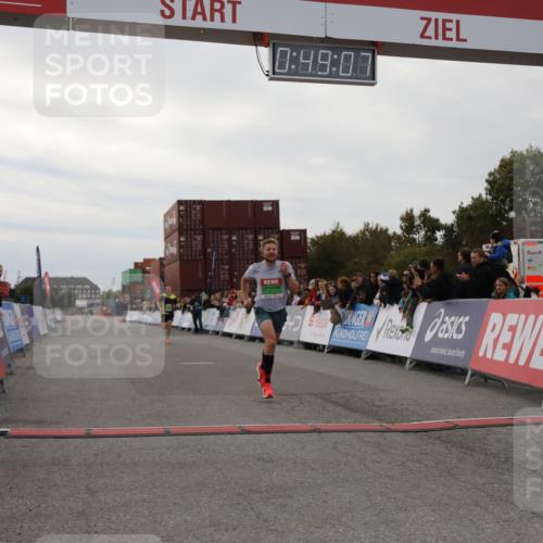 03.10.2025 - Köhlbrandbrückenlauf Yannick Fuchs http://msf.ph/oto/8982678 03.10.2025 15:49:05 Ziel 7011, 9662 meine-sportfotos.de