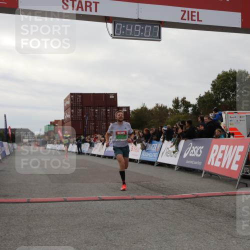 03.10.2025 - Köhlbrandbrückenlauf Yannick Fuchs http://msf.ph/oto/8982680 03.10.2025 15:49:05 Ziel 7011, 9662 meine-sportfotos.de