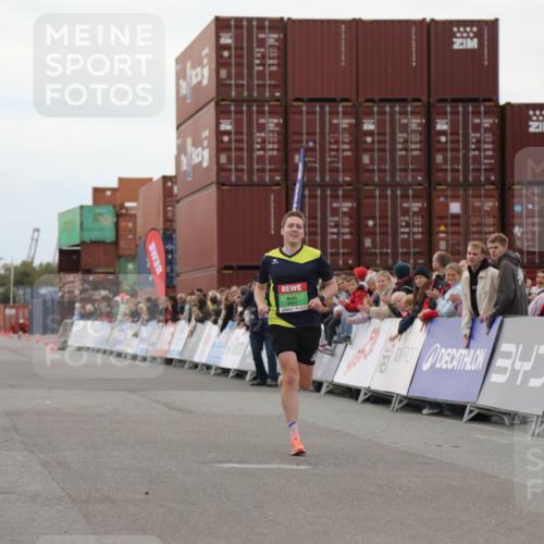03.10.2025 - Köhlbrandbrückenlauf Yannick Fuchs http://msf.ph/oto/8982688 03.10.2025 15:49:07 Ziel 7011, 9662 meine-sportfotos.de