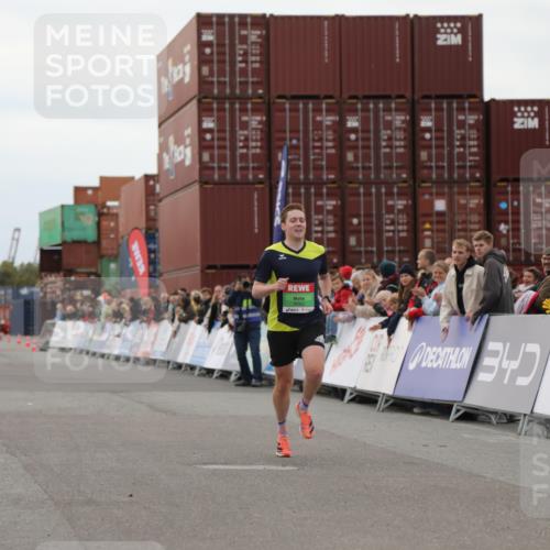 03.10.2025 - Köhlbrandbrückenlauf Yannick Fuchs http://msf.ph/oto/8982690 03.10.2025 15:49:07 Ziel 7011, 9662 meine-sportfotos.de