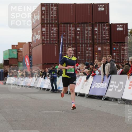 03.10.2025 - Köhlbrandbrückenlauf Yannick Fuchs http://msf.ph/oto/8982692 03.10.2025 15:49:07 Ziel 7011, 9662 meine-sportfotos.de