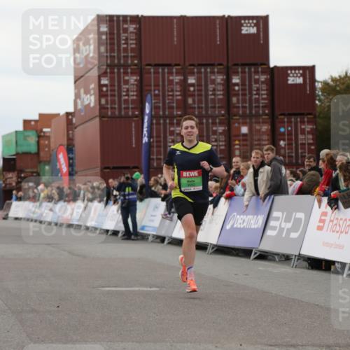 03.10.2025 - Köhlbrandbrückenlauf Yannick Fuchs http://msf.ph/oto/8982694 03.10.2025 15:49:07 Ziel 7011, 9662 meine-sportfotos.de