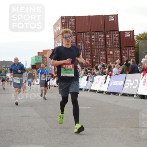 03.10.2025 - Köhlbrandbrückenlauf Yannick Fuchs http://msf.ph/oto/8982695 03.10.2025 16:05:25 Ziel 7241, 7473, 7643, 8099, 8199, 9127, 9475, 9499, 9627, 9669 meine-sportfotos.de