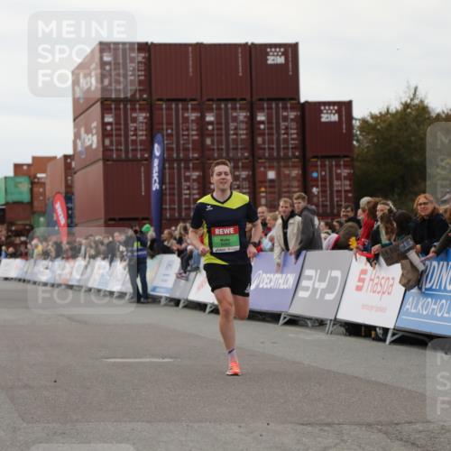 03.10.2025 - Köhlbrandbrückenlauf Yannick Fuchs http://msf.ph/oto/8982696 03.10.2025 15:49:08 Ziel 7011, 9662 meine-sportfotos.de