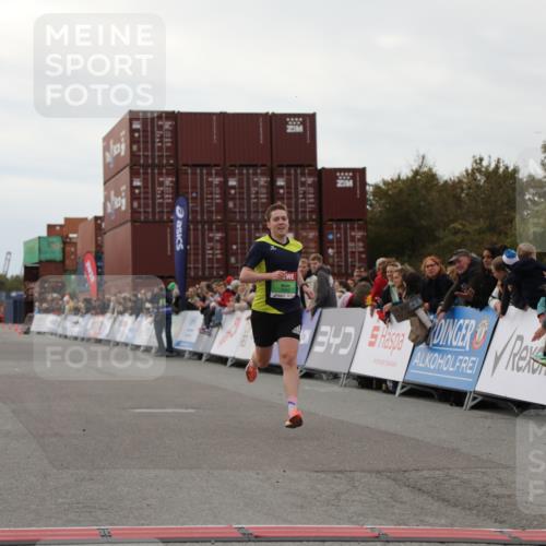 03.10.2025 - Köhlbrandbrückenlauf Yannick Fuchs http://msf.ph/oto/8982698 03.10.2025 15:49:08 Ziel 7011, 9662 meine-sportfotos.de