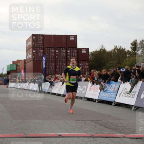 03.10.2025 - Köhlbrandbrückenlauf Yannick Fuchs http://msf.ph/oto/8982699 03.10.2025 15:49:08 Ziel 7011, 9662 meine-sportfotos.de