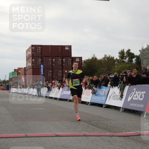 03.10.2025 - Köhlbrandbrückenlauf Yannick Fuchs http://msf.ph/oto/8982701 03.10.2025 15:49:08 Ziel 7011, 9662 meine-sportfotos.de