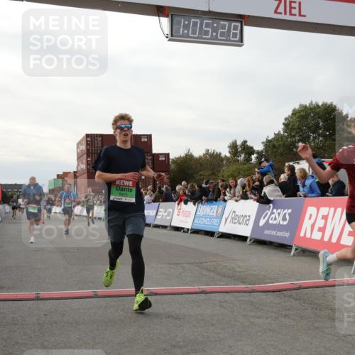 03.10.2025 - Köhlbrandbrückenlauf Yannick Fuchs http://msf.ph/oto/8982704 03.10.2025 16:05:26 Ziel 7241, 7473, 7643, 8099, 8199, 9127, 9299, 9475, 9499, 9669 meine-sportfotos.de