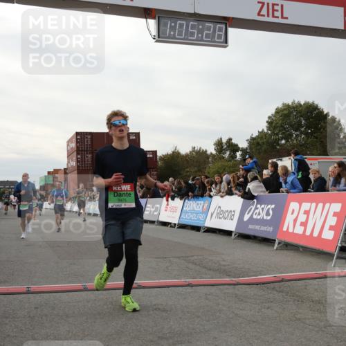 03.10.2025 - Köhlbrandbrückenlauf Yannick Fuchs http://msf.ph/oto/8982706 03.10.2025 16:05:26 Ziel 7241, 7473, 7643, 8099, 8199, 9127, 9299, 9475, 9499, 9669 meine-sportfotos.de
