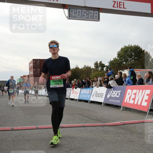 03.10.2025 - Köhlbrandbrückenlauf Yannick Fuchs http://msf.ph/oto/8982708 03.10.2025 16:05:26 Ziel 7241, 7473, 7643, 8099, 8199, 9127, 9299, 9475, 9499, 9669 meine-sportfotos.de