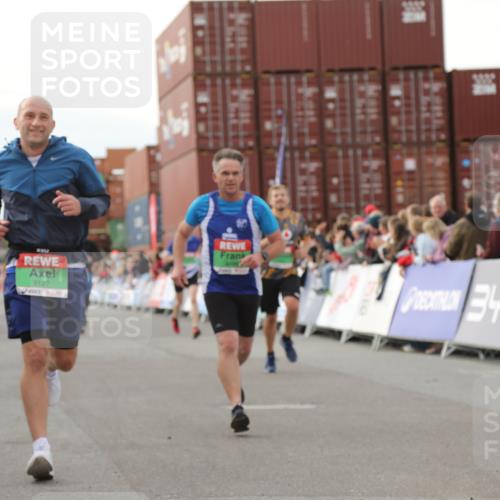 03.10.2025 - Köhlbrandbrückenlauf Yannick Fuchs http://msf.ph/oto/8982718 03.10.2025 16:05:28 Ziel 7241, 7546, 8099, 8199, 9127, 9299, 9475, 9499, 9669 meine-sportfotos.de