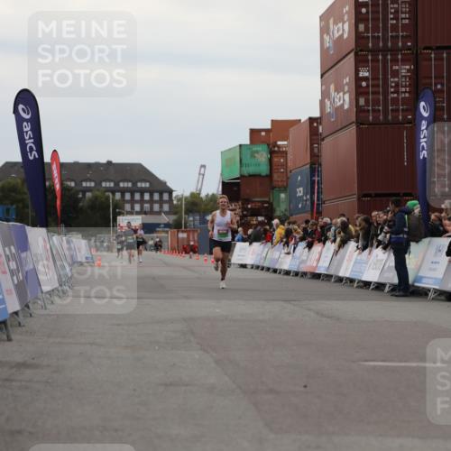 03.10.2025 - Köhlbrandbrückenlauf Yannick Fuchs http://msf.ph/oto/8982719 03.10.2025 15:49:30 Ziel 9617 meine-sportfotos.de