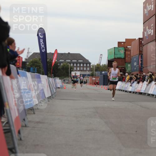 03.10.2025 - Köhlbrandbrückenlauf Yannick Fuchs http://msf.ph/oto/8982721 03.10.2025 15:49:31 Ziel 9617 meine-sportfotos.de