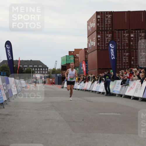 03.10.2025 - Köhlbrandbrückenlauf Yannick Fuchs http://msf.ph/oto/8982725 03.10.2025 15:49:33 Ziel 9617 meine-sportfotos.de
