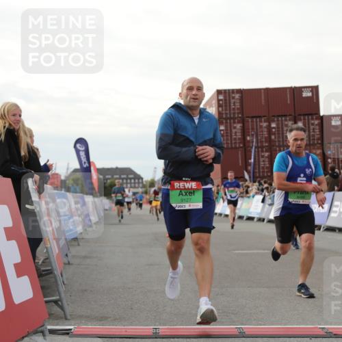 03.10.2025 - Köhlbrandbrückenlauf Yannick Fuchs http://msf.ph/oto/8982726 03.10.2025 16:05:29 Ziel 7241, 7394, 7546, 8099, 8199, 9127, 9299, 9317, 9475, 9499, 9669 meine-sportfotos.de