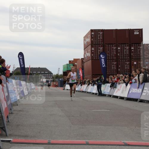 03.10.2025 - Köhlbrandbrückenlauf Yannick Fuchs http://msf.ph/oto/8982727 03.10.2025 15:49:33 Ziel 9617 meine-sportfotos.de