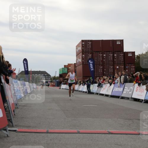 03.10.2025 - Köhlbrandbrückenlauf Yannick Fuchs http://msf.ph/oto/8982731 03.10.2025 15:49:34 Ziel 9617 meine-sportfotos.de
