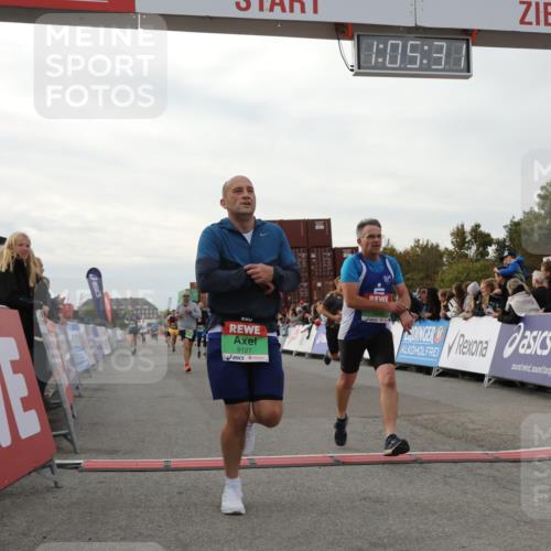 03.10.2025 - Köhlbrandbrückenlauf Yannick Fuchs http://msf.ph/oto/8982732 03.10.2025 16:05:29 Ziel 7241, 7394, 7546, 8099, 8199, 9127, 9299, 9317, 9475, 9499, 9669 meine-sportfotos.de