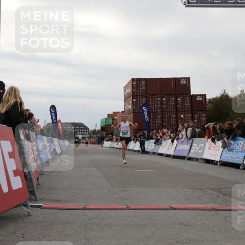 03.10.2025 - Köhlbrandbrückenlauf Yannick Fuchs http://msf.ph/oto/8982733 03.10.2025 15:49:35 Ziel 9617 meine-sportfotos.de