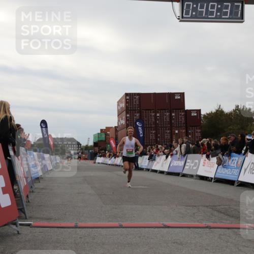03.10.2025 - Köhlbrandbrückenlauf Yannick Fuchs http://msf.ph/oto/8982739 03.10.2025 15:49:35 Ziel 9617 meine-sportfotos.de