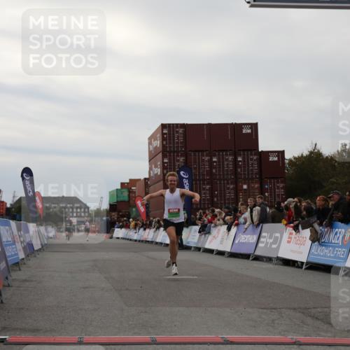 03.10.2025 - Köhlbrandbrückenlauf Yannick Fuchs http://msf.ph/oto/8982741 03.10.2025 15:49:35 Ziel 9617 meine-sportfotos.de