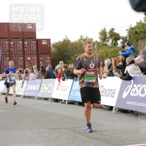 03.10.2025 - Köhlbrandbrückenlauf Yannick Fuchs http://msf.ph/oto/8982742 03.10.2025 16:05:30 Ziel 7241, 7394, 7546, 8199, 9127, 9299, 9317, 9499, 9669 meine-sportfotos.de