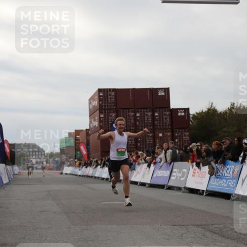 03.10.2025 - Köhlbrandbrückenlauf Yannick Fuchs http://msf.ph/oto/8982743 03.10.2025 15:49:36 Ziel 7021, 9617 meine-sportfotos.de