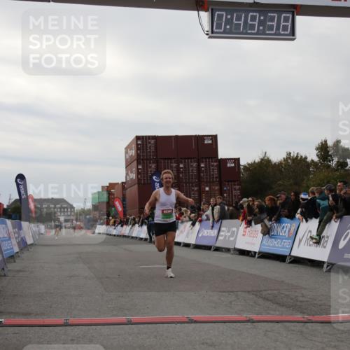 03.10.2025 - Köhlbrandbrückenlauf Yannick Fuchs http://msf.ph/oto/8982745 03.10.2025 15:49:36 Ziel 7021, 9617 meine-sportfotos.de