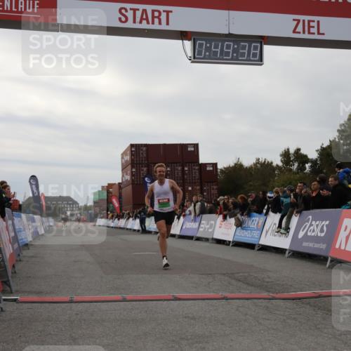 03.10.2025 - Köhlbrandbrückenlauf Yannick Fuchs http://msf.ph/oto/8982747 03.10.2025 15:49:36 Ziel 7021, 9617 meine-sportfotos.de