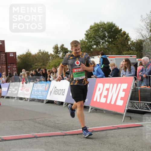 03.10.2025 - Köhlbrandbrückenlauf Yannick Fuchs http://msf.ph/oto/8982748 03.10.2025 16:05:31 Ziel 7031, 7241, 7394, 7546, 8199, 9127, 9299, 9317, 9499, 9669 meine-sportfotos.de