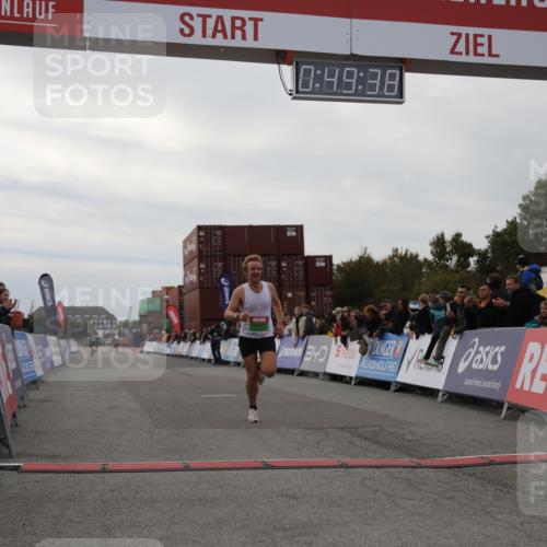 03.10.2025 - Köhlbrandbrückenlauf Yannick Fuchs http://msf.ph/oto/8982749 03.10.2025 15:49:36 Ziel 7021, 9617 meine-sportfotos.de