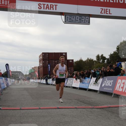 03.10.2025 - Köhlbrandbrückenlauf Yannick Fuchs http://msf.ph/oto/8982754 03.10.2025 15:49:37 Ziel 7021, 9617 meine-sportfotos.de