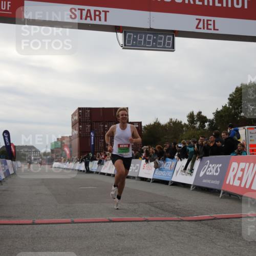 03.10.2025 - Köhlbrandbrückenlauf Yannick Fuchs http://msf.ph/oto/8982756 03.10.2025 15:49:37 Ziel 7021, 9617 meine-sportfotos.de
