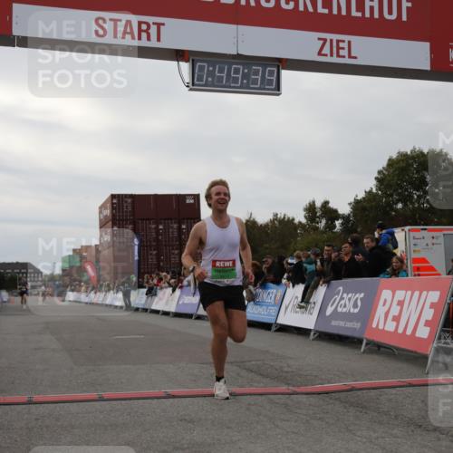 03.10.2025 - Köhlbrandbrückenlauf Yannick Fuchs http://msf.ph/oto/8982758 03.10.2025 15:49:37 Ziel 7021, 9617 meine-sportfotos.de