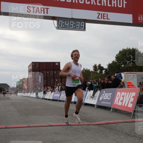 03.10.2025 - Köhlbrandbrückenlauf Yannick Fuchs http://msf.ph/oto/8982760 03.10.2025 15:49:37 Ziel 7021, 9617 meine-sportfotos.de