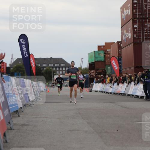 03.10.2025 - Köhlbrandbrückenlauf Yannick Fuchs http://msf.ph/oto/8982762 03.10.2025 15:49:40 Ziel 7021, 9041, 9549, 9617 meine-sportfotos.de